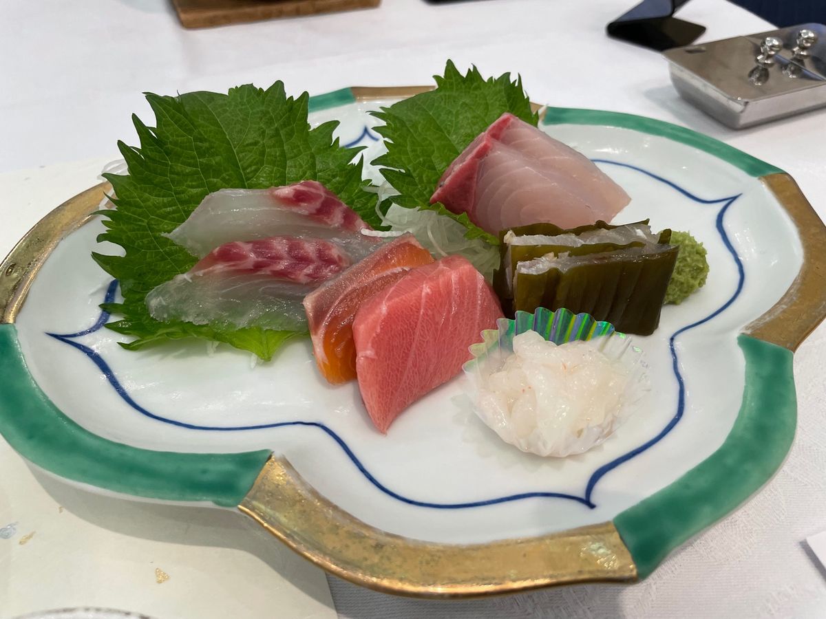 初日のホテルの夕食。悪くはないと思うけど、ＧＷ価格の値段には釣り合っていな...