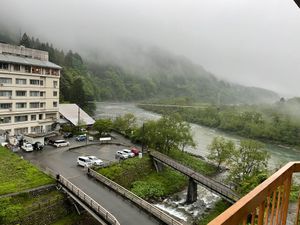 立山を出て二日目の宿泊は宇奈月温泉。渓谷沿いに建つホテルはとても良かった。