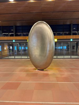 宿泊先は旭川。食べてみたかったもつそばを食し、旭川駅周辺を散策。
謎のオブ...