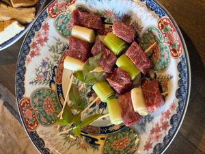 夕食は炉端焼き

ダイニングには囲炉裏があり、みんなで囲んで食事。虹鱒とチ...