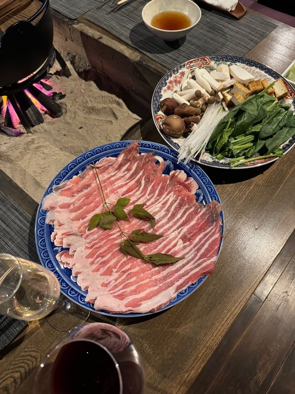 日本・山梨県「古民家宿 るうふ 丘之家 / 山梨県」の写真：宿に戻り夕飯。2日目はしゃぶしゃぶ。

...