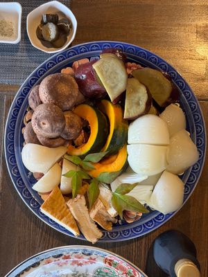 夕食は炉端焼き

ダイニングには囲炉裏があり、みんなで囲んで食事。虹鱒とチ...