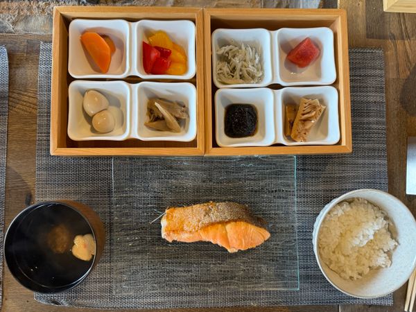 日本・山梨県「古民家宿 るうふ 丘之家 / 山梨県」の写真：朝食は焼き鮭の和食定食という感じ。

ち...