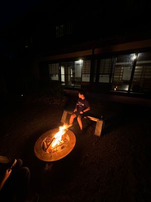 夕食後は庭で焚き火。今日は天気が悪いのであまり星は見えないけど、晴れたらか...