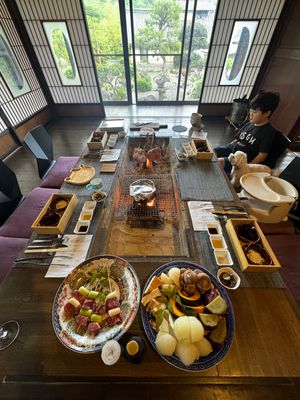 夕食は炉端焼き

ダイニングには囲炉裏があり、みんなで囲んで食事。虹鱒とチ...