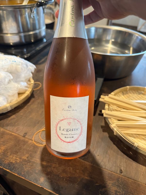 日本・山梨県「古民家宿 るうふ 丘之家 / 山梨県」の写真：2階にはワインバーがありセラーにあるワイ...