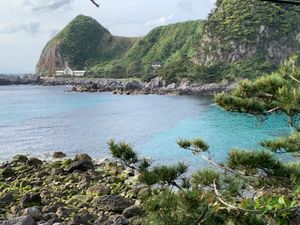 沢尻湾近くのキャンプ場。
徒歩10分で神津島温泉保養センター。水着着用の露...