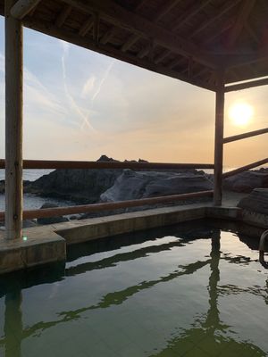 沢尻湾近くのキャンプ場。
徒歩10分で神津島温泉保養センター。水着着用の露...