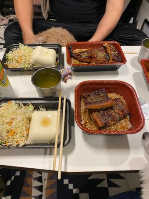 メカリパーキングで、車中泊。
別府で買った鰻丼で、車中メシ✨うまうまでささ...