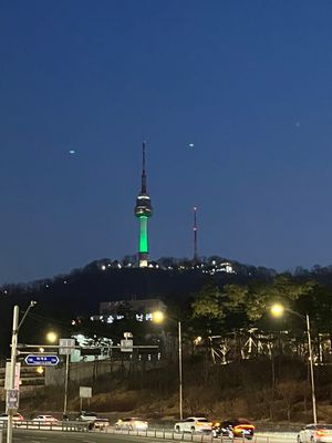 １日目❤︎
電車待ちで空港でケンタッキー🍗
明洞散策🚶
ホテル近くでキムチ...