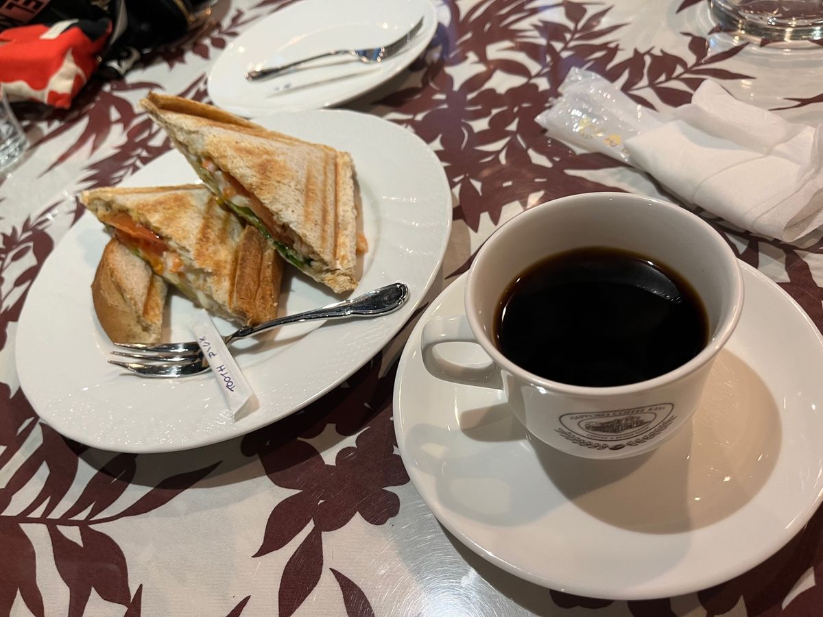 ２日目❤︎
朝、二条市場🦀
チェックアウトして札幌珈琲館でブランチ☕️
洞...