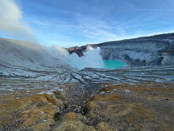 インドネシア・プロボリンゴ「インドネシア🇮🇩ブロモ山&イジェン山」の写真：イジェン山の火口。ガスマスクないと近づけ...