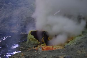 イジェン山の火口。ガスマスクないと近づけませんでした。