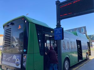 トビリシ空港から市内へはバスを利用。1人1ラリ(約56円)と激安。ネットや...