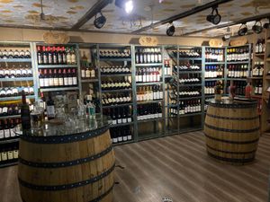 トビリシ市内のワイン屋さん。いろいろあって、自分の好みのを探し出すのはなか...