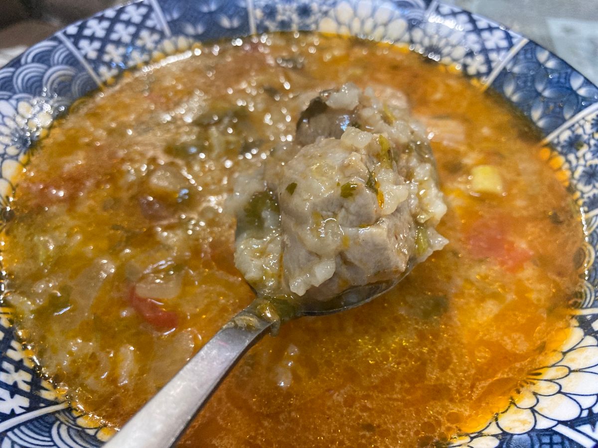 トビリシ、勘で選んだ家庭的食堂。小さめのお店をおばちゃん2人でやっていて、...