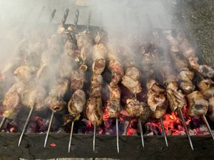 夕食はゲストハウスでの宴会。主にオーナーのお友達が招かれていました。たっぷ...