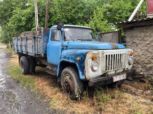 エニシリ、水汲み場にはジョージア出身のスターリンの絵。
車も味があります。