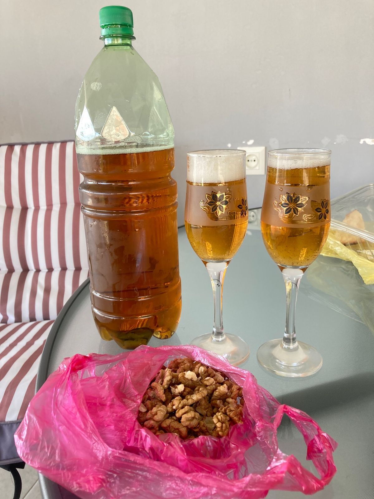 カヘティ地方の小さな町エニセリに到着。ランチが出来るお店が発見出来ず、食材...