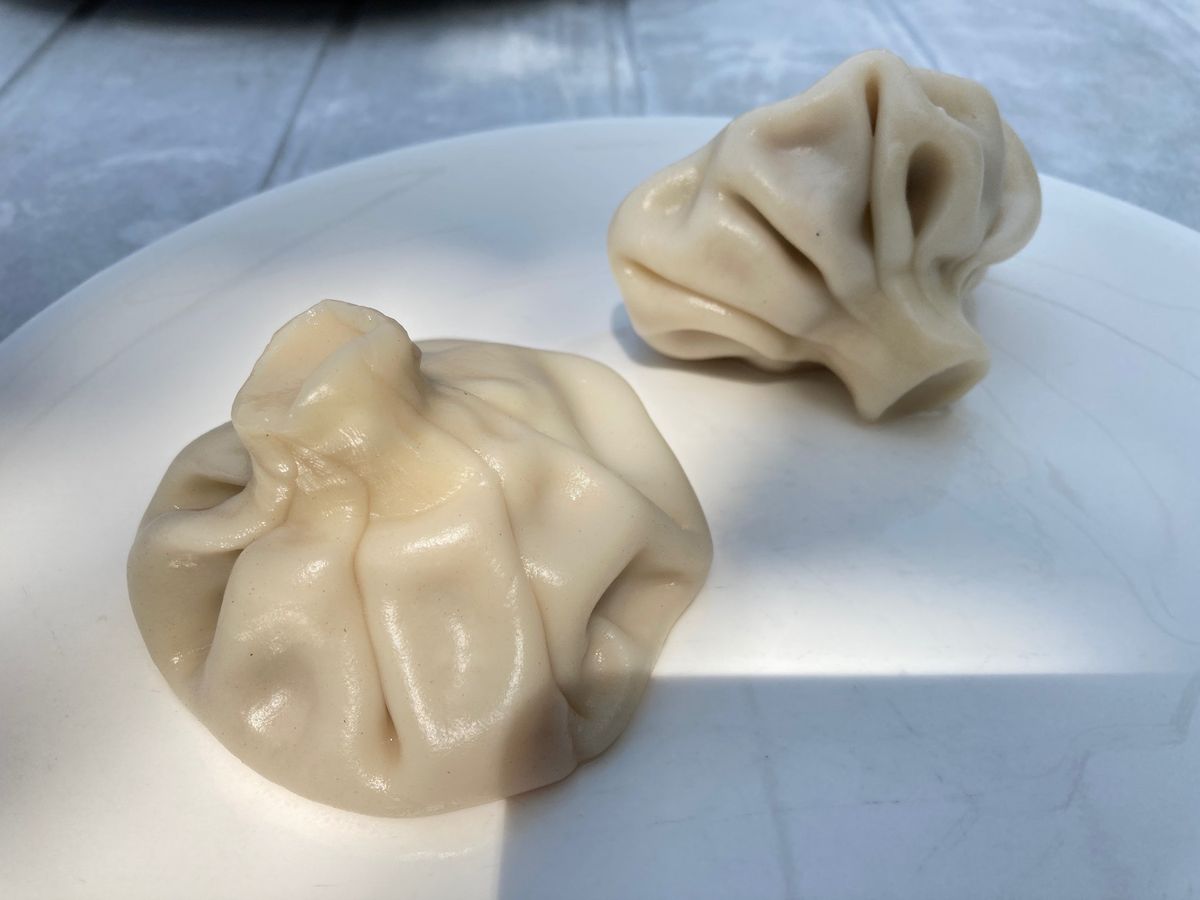 この日もエニセリの町を散歩。ほとんどレストランが見当たらないので小さなホテ...