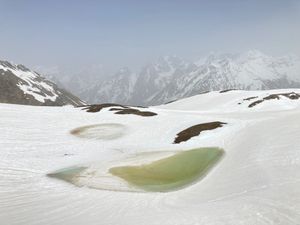 メスティア
上り後半は雪中行軍状態になってきました。今回は偶然トレッキング...