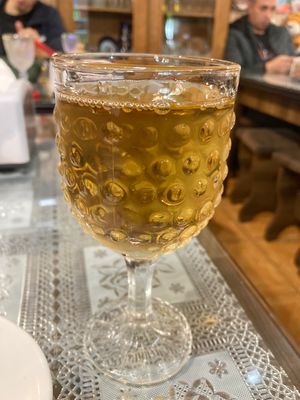 トビリシ、勘で選んだ家庭的食堂。小さめのお店をおばちゃん2人でやっていて、...