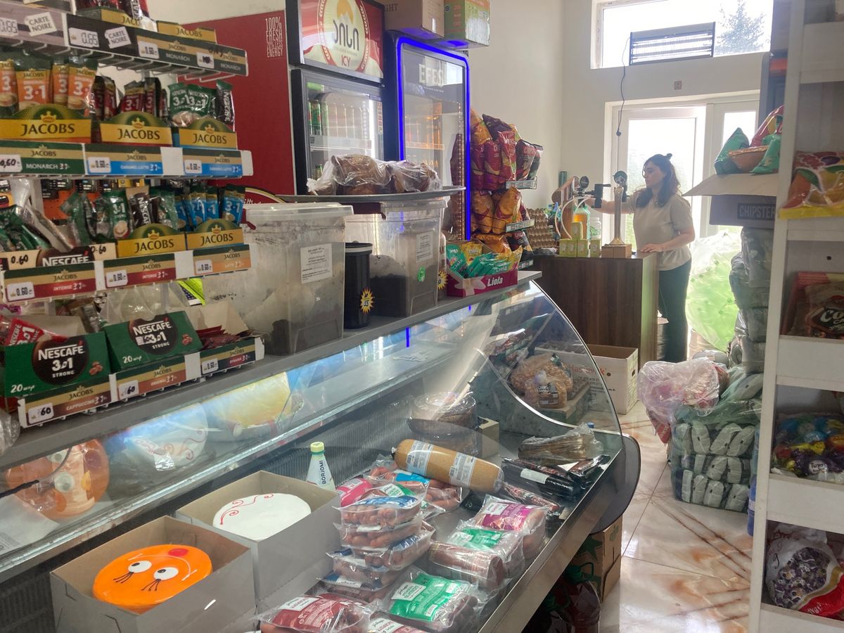 カヘティ地方の小さな町エニセリに到着。ランチが出来るお店が発見出来ず、食材...