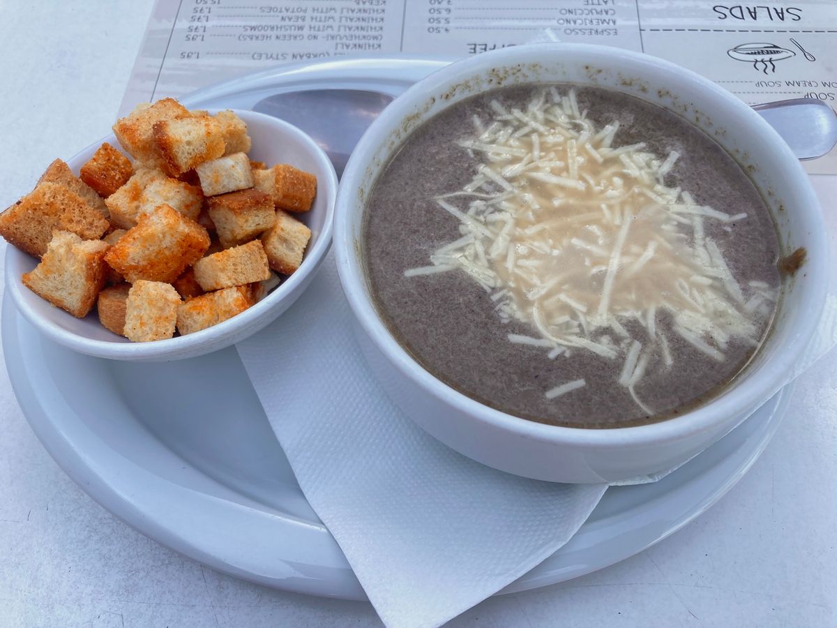 ハチャプリ、とにかく生地がとても美味しかった。ここは有名店らしいのですが、...