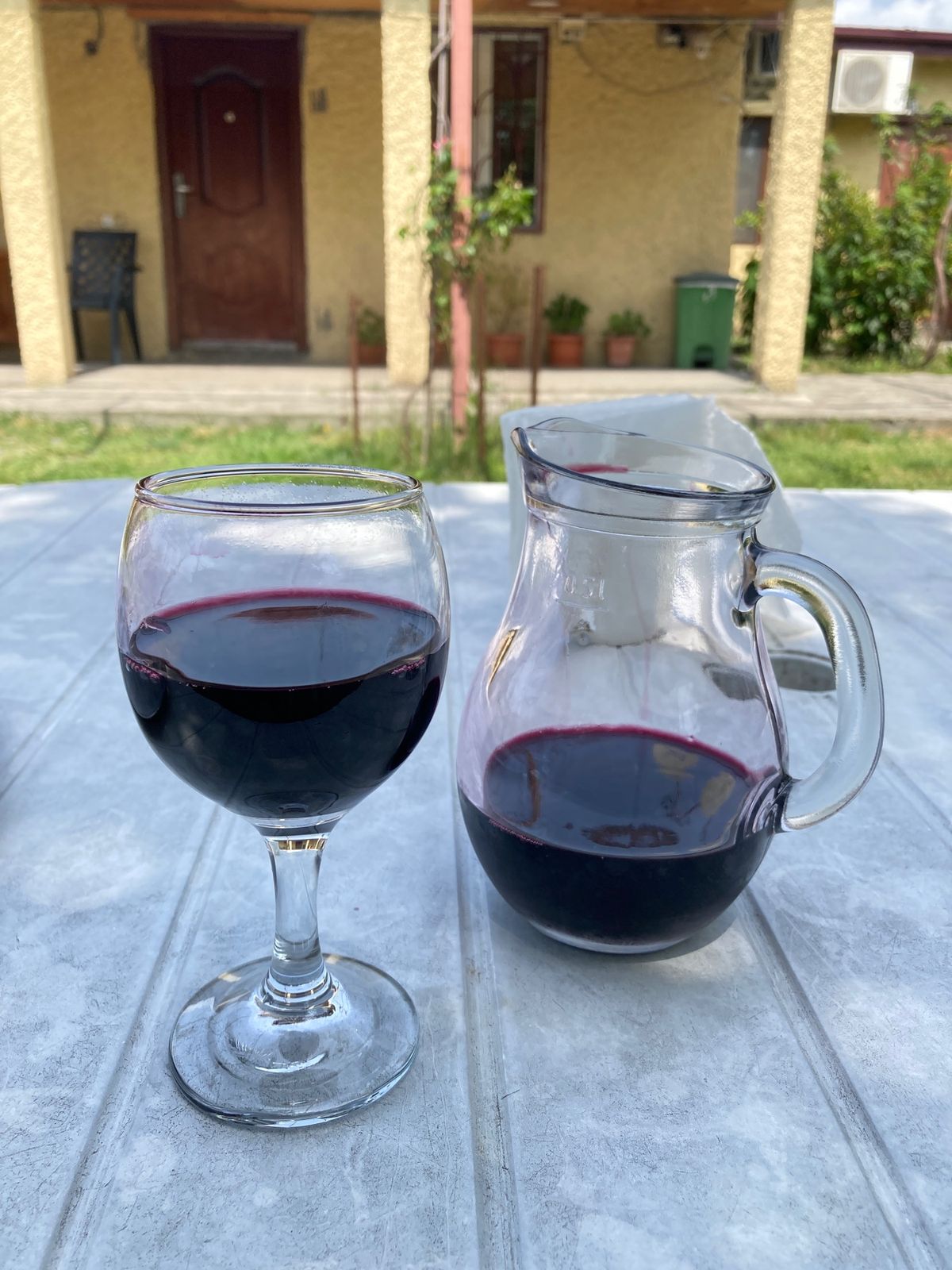 この日もエニセリの町を散歩。ほとんどレストランが見当たらないので小さなホテ...