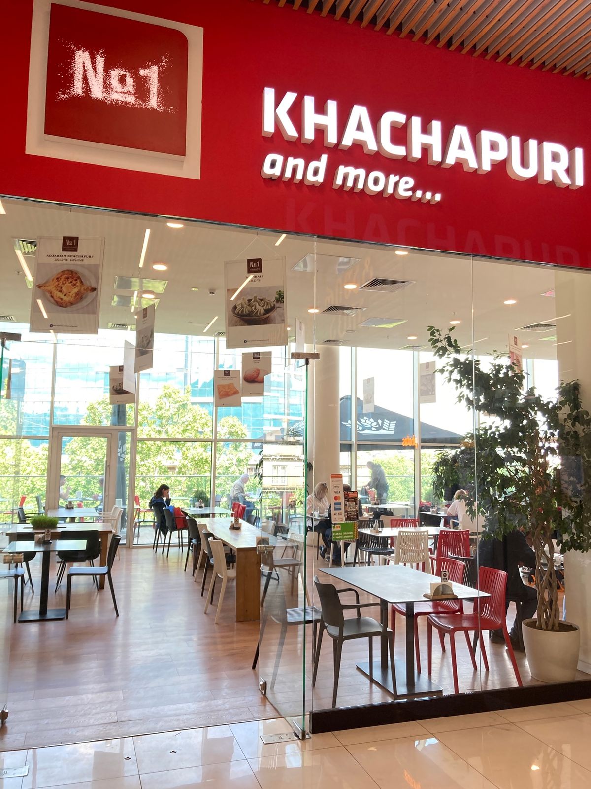 ハチャプリ、とにかく生地がとても美味しかった。ここは有名店らしいのですが、...