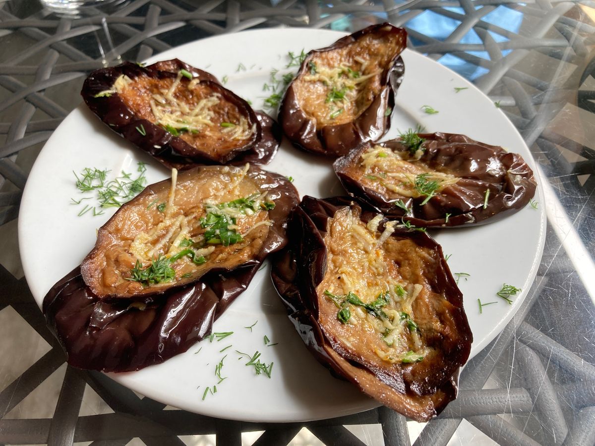 メスティア
ランチ、ナスのグリルときのこのグリル、地元スヴァネティ地方のク...