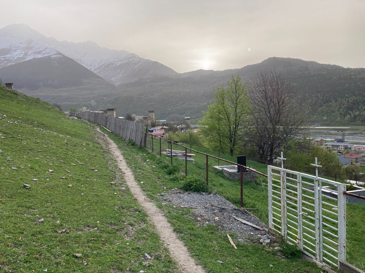 メスティア
朝。軽トラの中古がたくさんいて面白い、日本そのまま右ハンドル。...