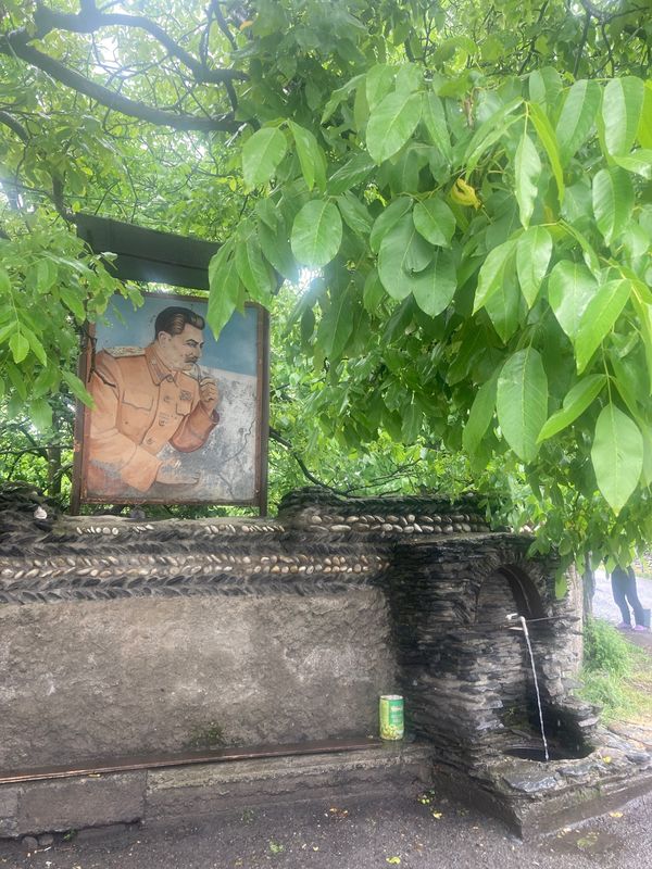 ジョージア・トビリシ「ジョージア」の写真：エニシリ、水汲み場にはジョージア出身のス...