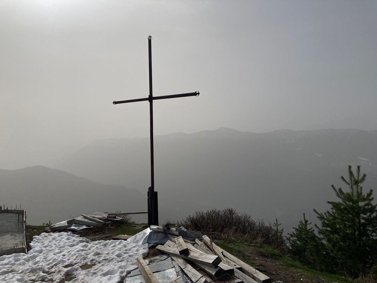 メスティア
この日はトレッキングで標高約2800メールのコルルディ湖群に行...