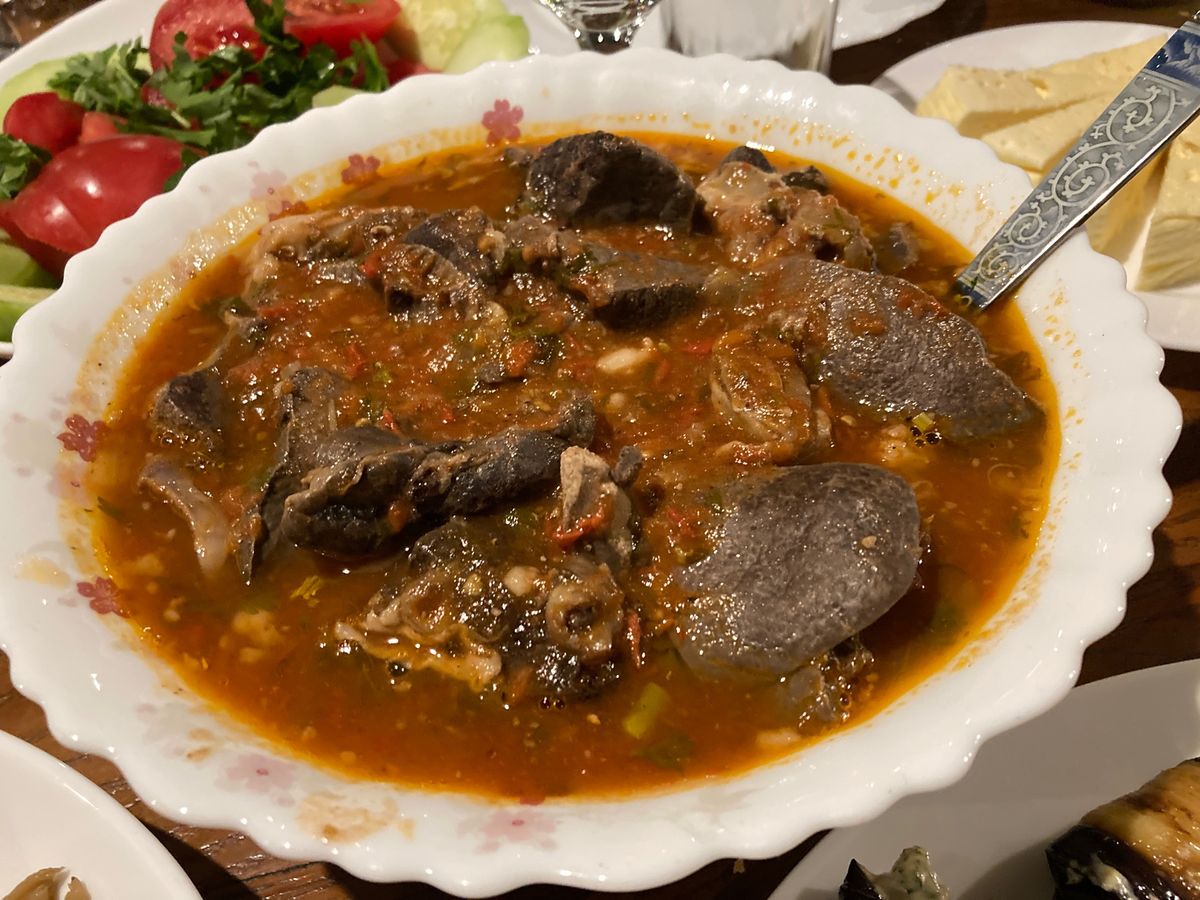 夕食はゲストハウスでの宴会。主にオーナーのお友達が招かれていました。たっぷ...