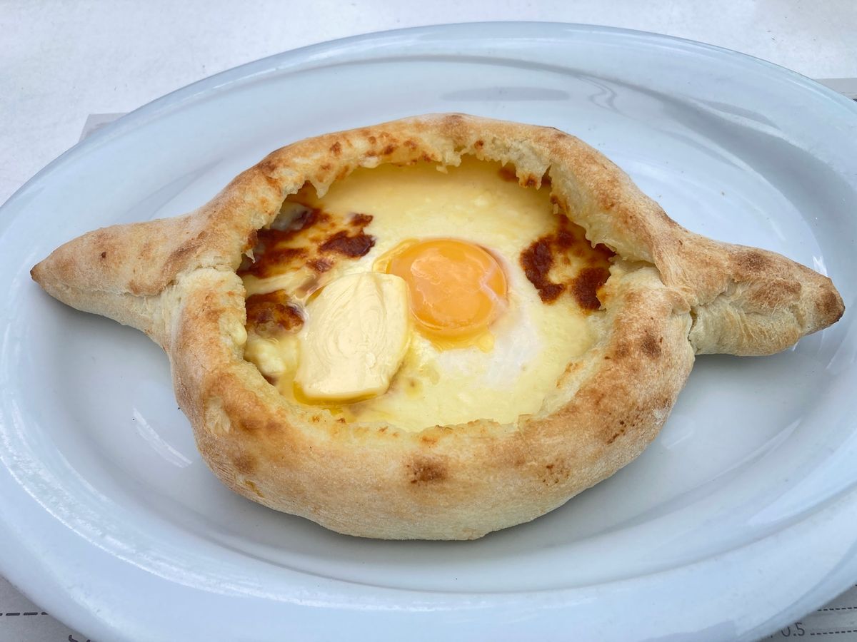 ハチャプリ、とにかく生地がとても美味しかった。ここは有名店らしいのですが、...