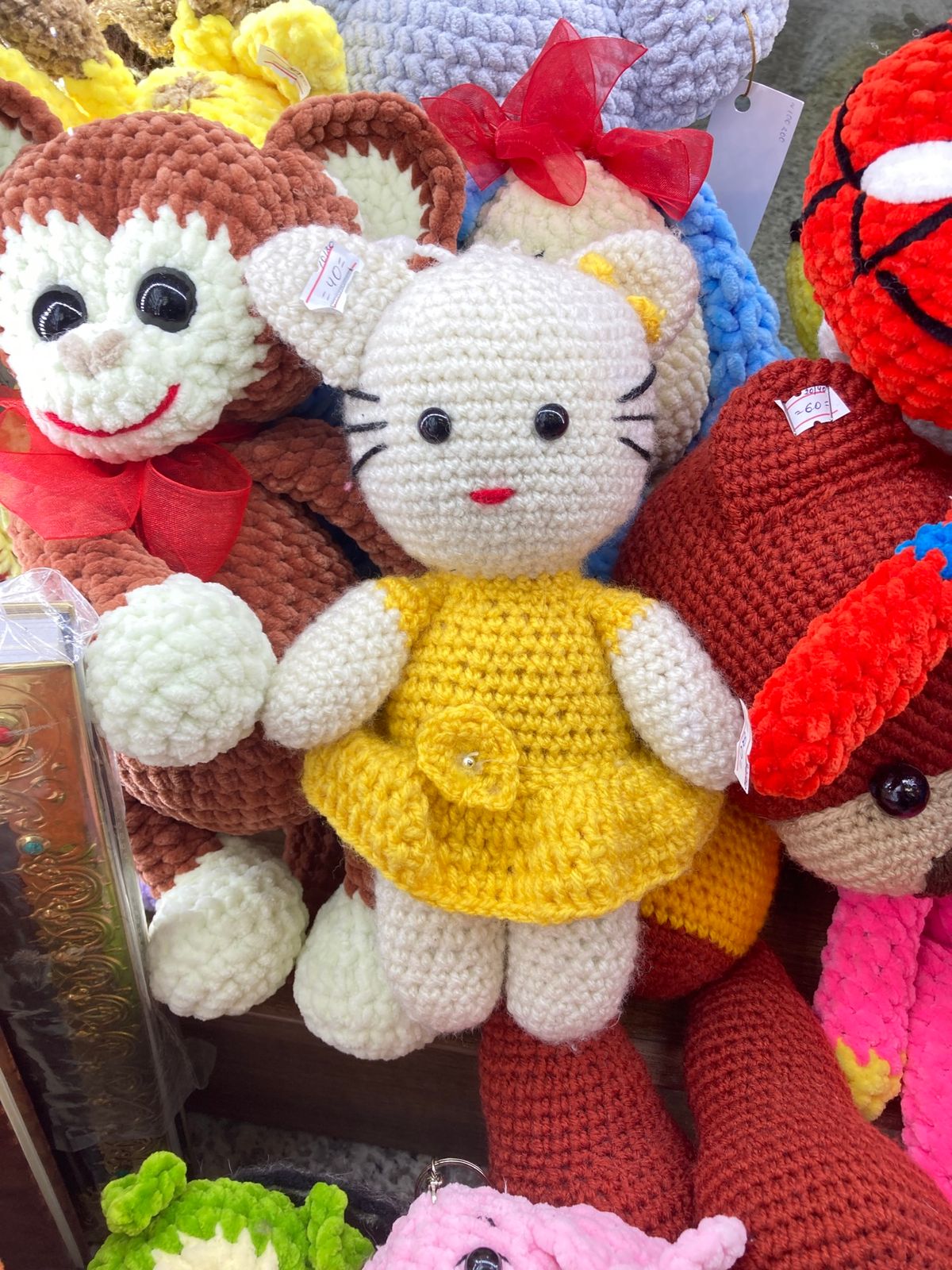 トビリシ空港。
ハチャプリ柄などの名物靴下の自販機は硬貨を吸い込むだけ吸い...