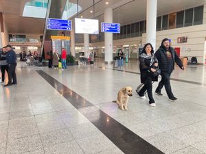 トビリシ空港。
ハチャプリ柄などの名物靴下の自販機は硬貨を吸い込むだけ吸い...