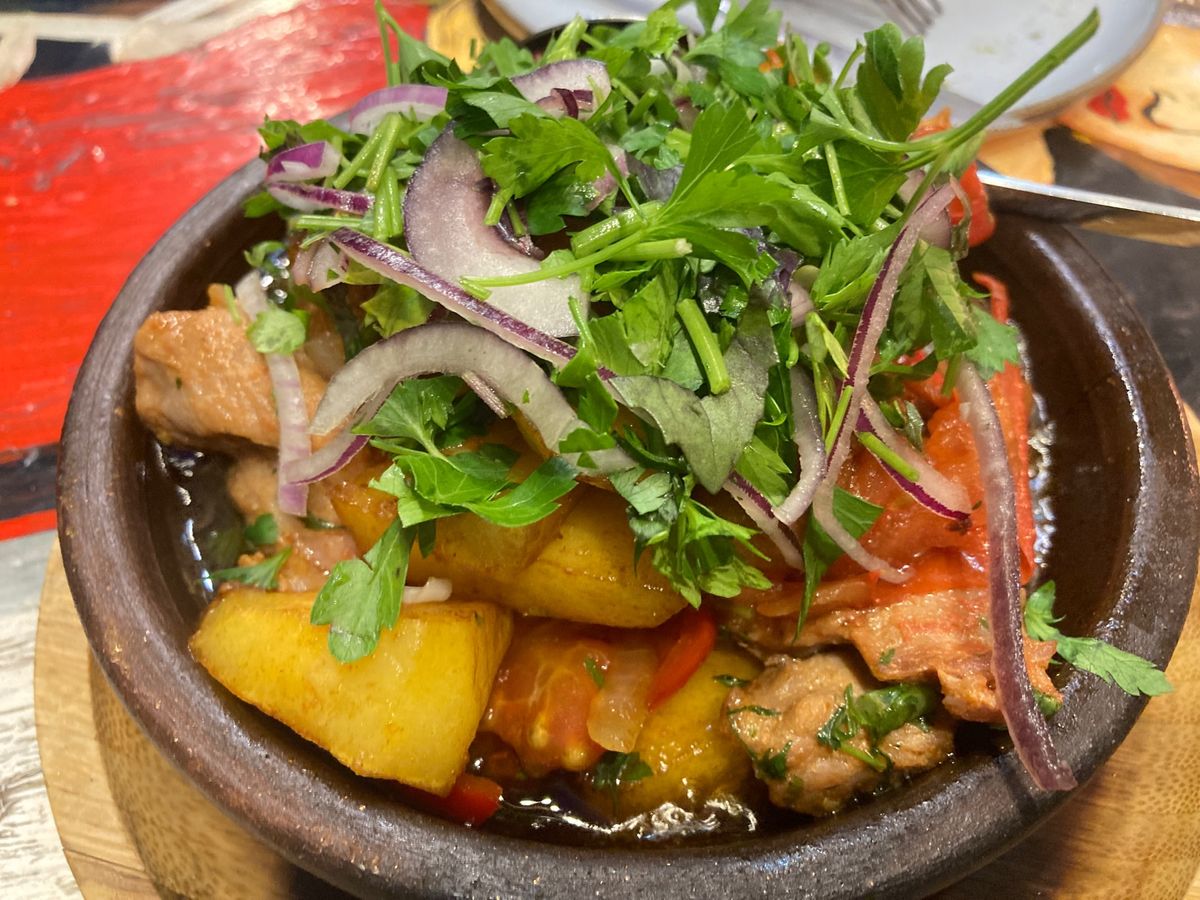 トビリシ
入ったレストランはメスティアよりは少し高めでしたが、ワインも料理...