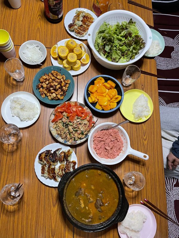 日本・静岡県「国際交流の皆で山奥の古民家に泊まり、自然を感じるGW」の写真：①山奥の民家で皆で作った料理、国際交流グ...