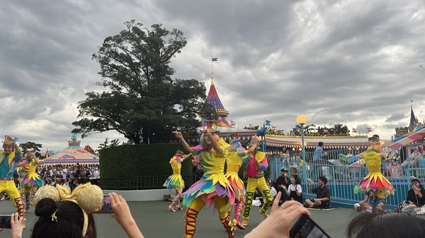 日本・千葉県「東京ディズニーランド」の写真：パレード Harmony in colo...