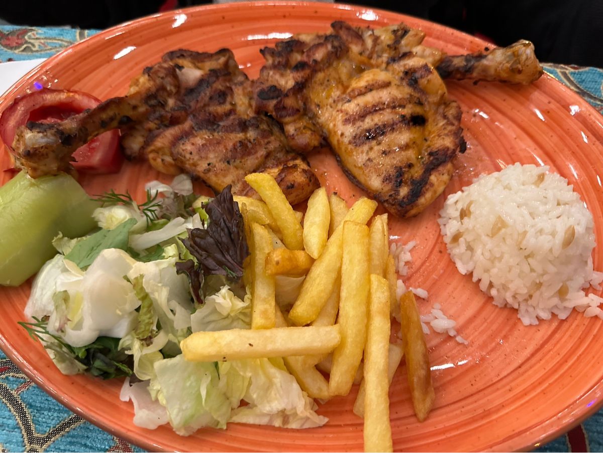 猫大国のトルコでは、レストランのテーブルの上にも