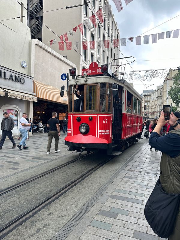 アラブ首長国連邦・ドバイ「NRT ✈︎ HKG ✈︎ DXB ✈︎ IST ✈︎ ASR ✈︎ IST ✈︎ HND」の写真：イスティクラル通り