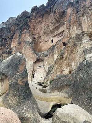 オルタヒサルにあるハラッハ修道院、Hallach monastery。