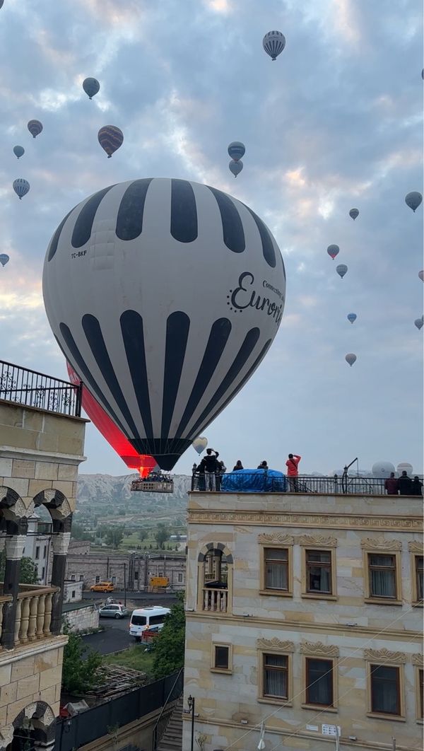 アラブ首長国連邦・ドバイ「NRT ✈︎ HKG ✈︎ DXB ✈︎ IST ✈︎ ASR ✈︎ IST ✈︎ HND」の写真：まだ薄暗い早朝の気球。バルコニーや屋上ギ...