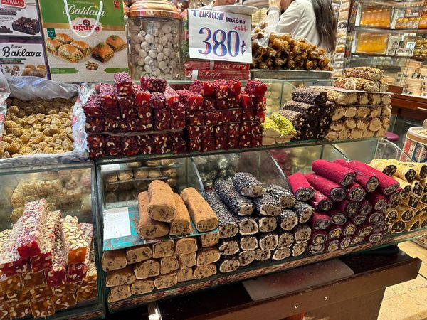 アラブ首長国連邦・ドバイ「NRT ✈︎ HKG ✈︎ DXB ✈︎ IST ✈︎ ASR ✈︎ IST ✈︎ HND」の写真：グランドバザールより、ガラタ橋寄りにある...