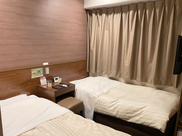 日本・熊本県「夏目友人帳聖地巡礼＆ビーバーモフり旅」の写真：客室自体は狭いんだけど、ちゃんとツインだ...