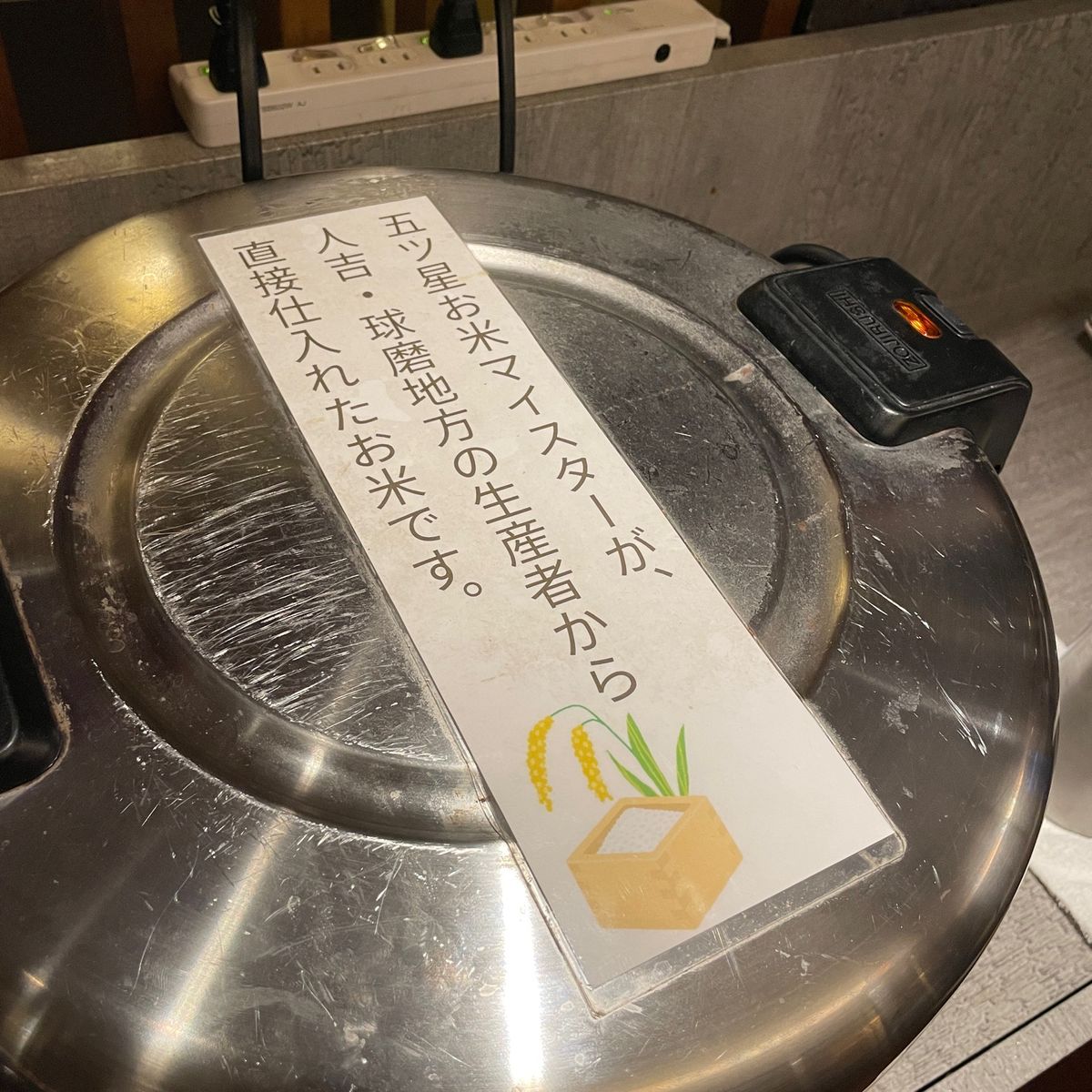 ホテルの1Fに入ってるお店で晩ごはん。
店の入り口にこれまたウェルカムドリ...