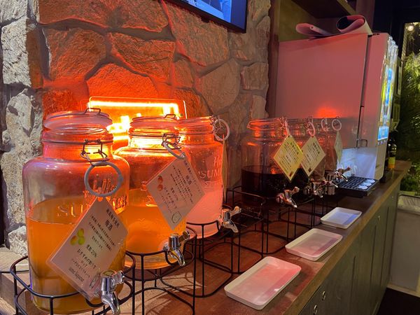 日本・熊本県「夏目友人帳聖地巡礼＆ビーバーモフり旅」の写真：スーパーホテルのウェルカムバーの時間にギ...