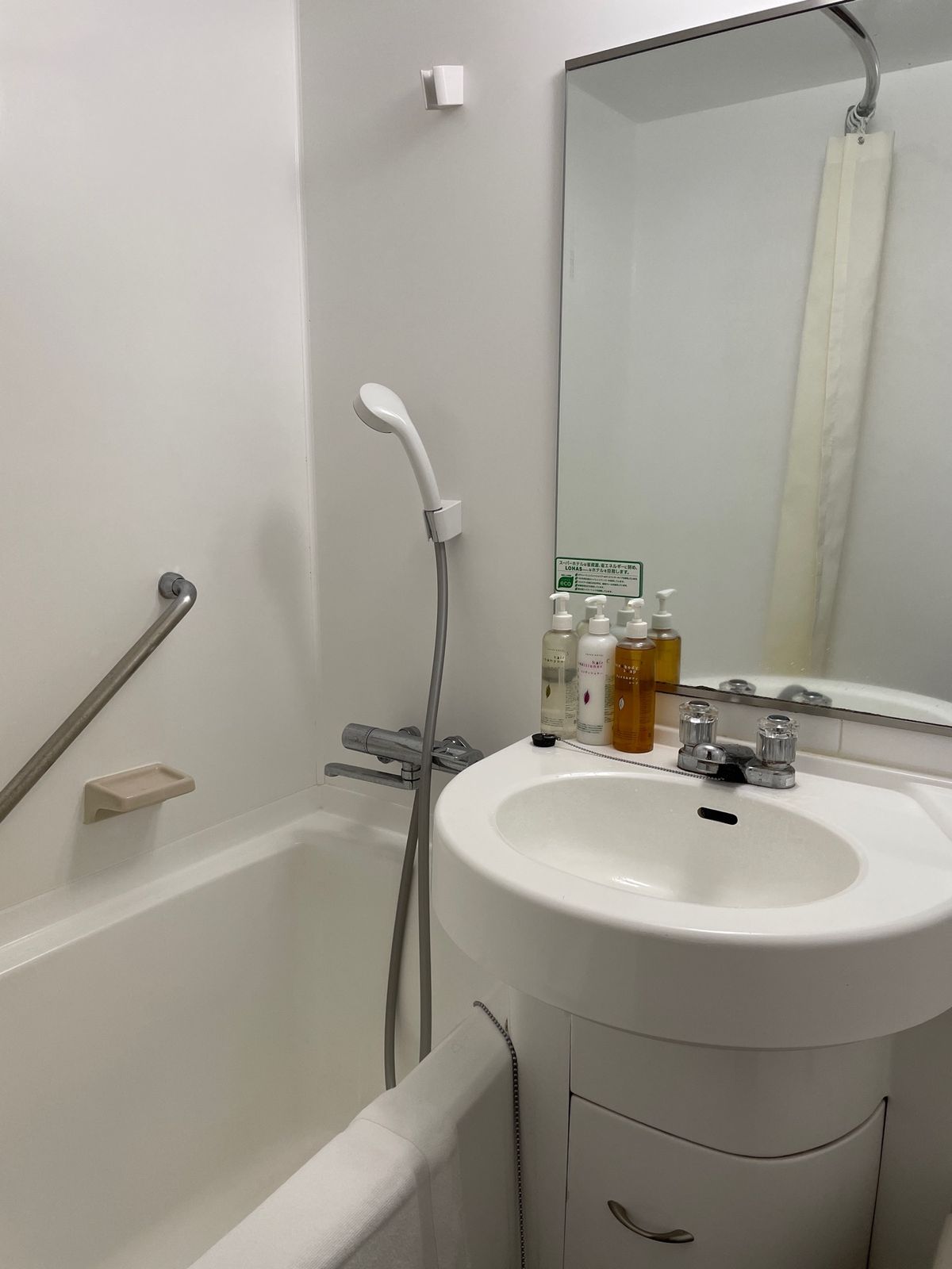 客室自体は狭いんだけど、ちゃんとツインだし、大浴場があるのもありがたい。
...